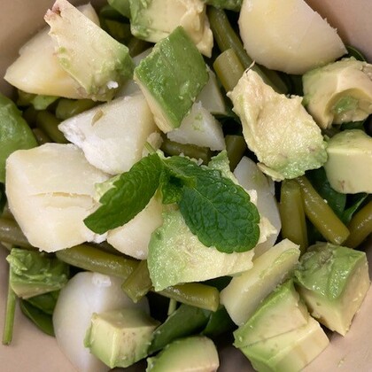 salade met groene boontjes,  avocado en  krokant spek