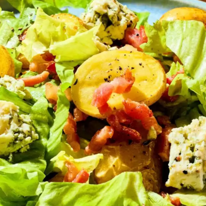 andijvie salade met krieltjes spek en blauwe kaas