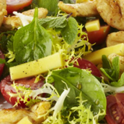 Salade kip mango, croutons en een honing-mosterddressing